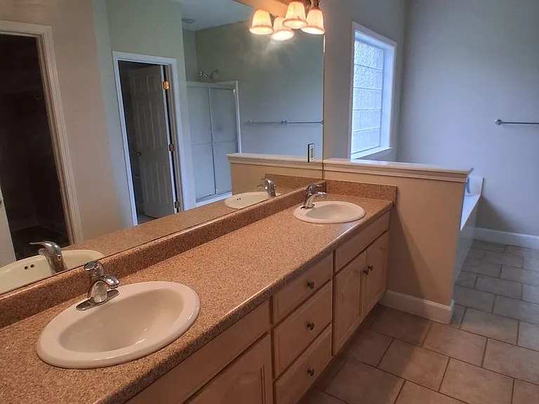 9950 Meadowood Dr — Photo 2