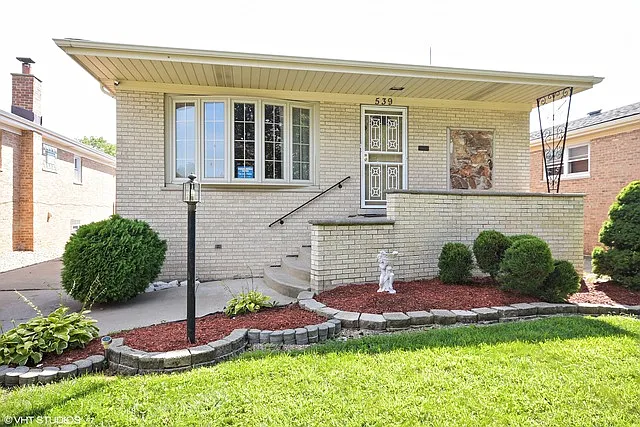 539 Escanaba Ave photo 1