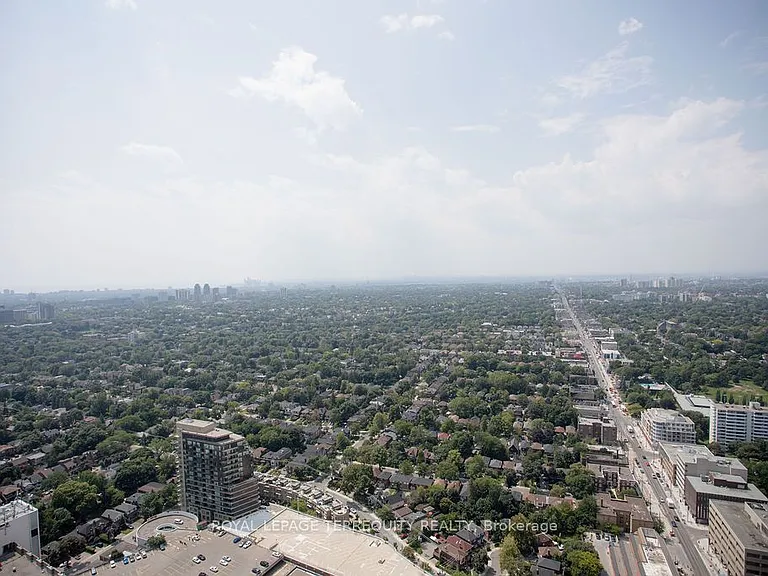 2221 Yonge St #4609 — Photo 12