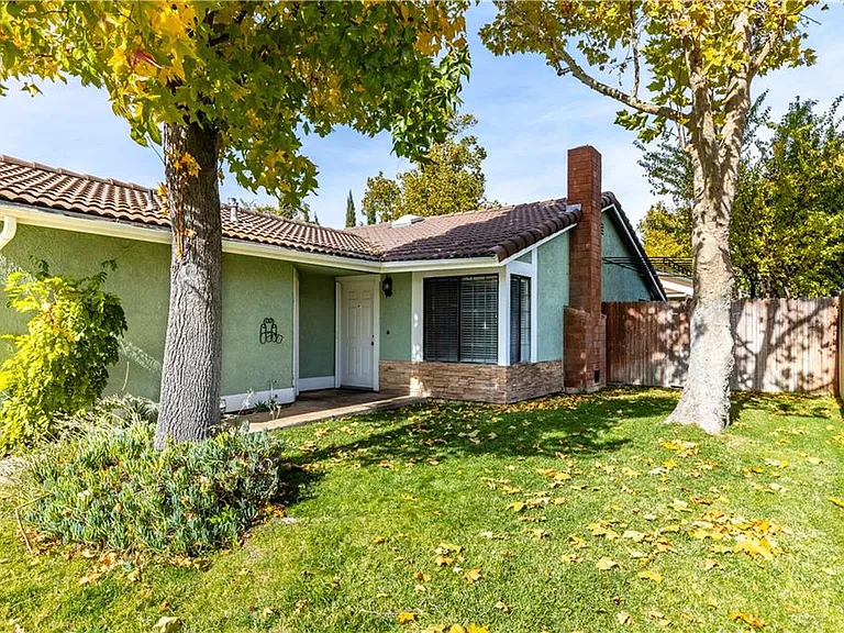 223 Oak Meadow Ln — Photo 2