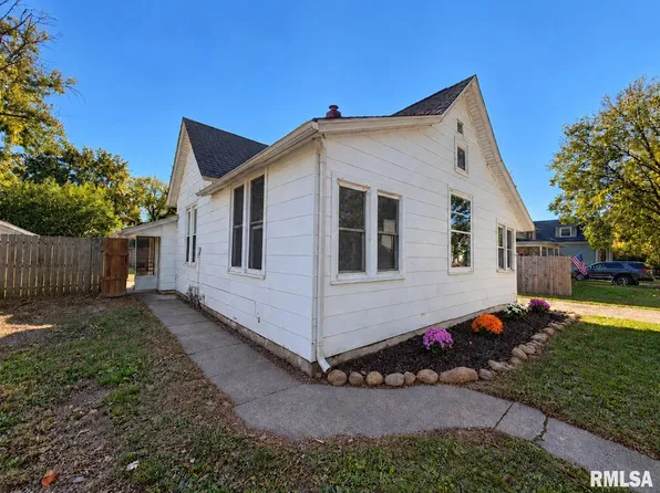 914 Charlotte St, Pekin, IL 61554