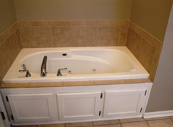 5th image of 701 SW Longhorn Dr