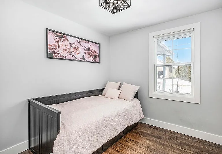 1169 Normandy Cres — Photo 10