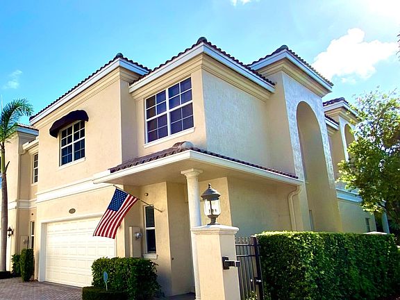 End unit with convenient side gate access from yard to sidewalk and guest parking