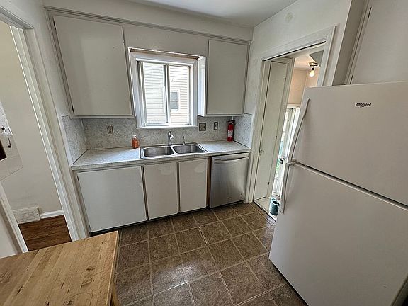 4th image of 370 Bird Ave
