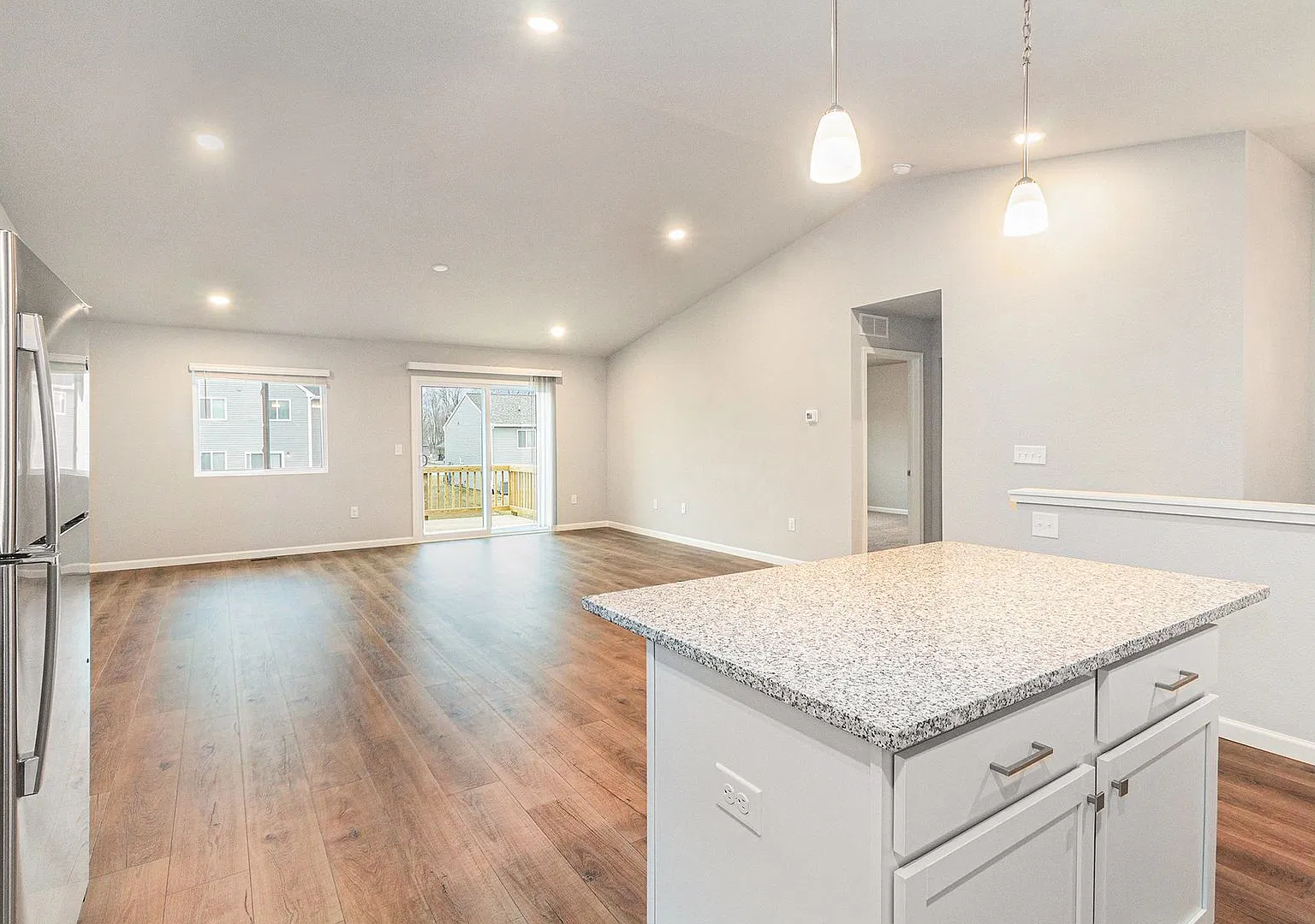 1 Month FREE Rent! Applied to Your First Full Month. Terms & Conditions Apply. — Photo 4