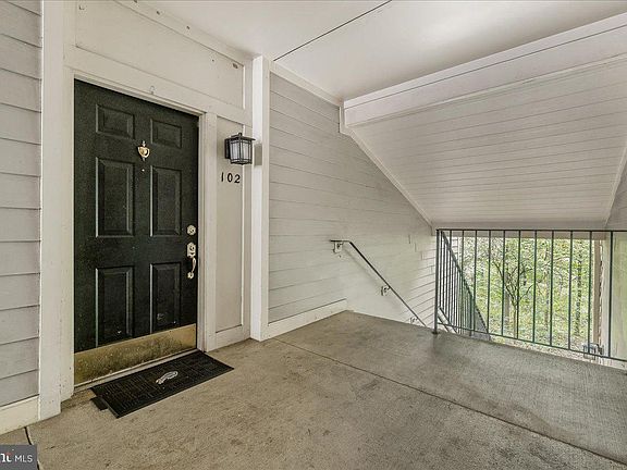 3rd image of 111 Timberbrook Ln APT 102