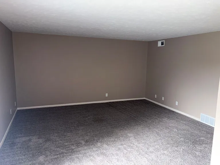 Bristol Square Apartments — Photo 27