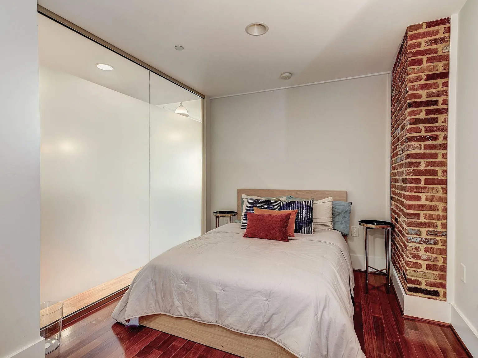 2 bed, 1200 sqft, $4,200 — Photo 3