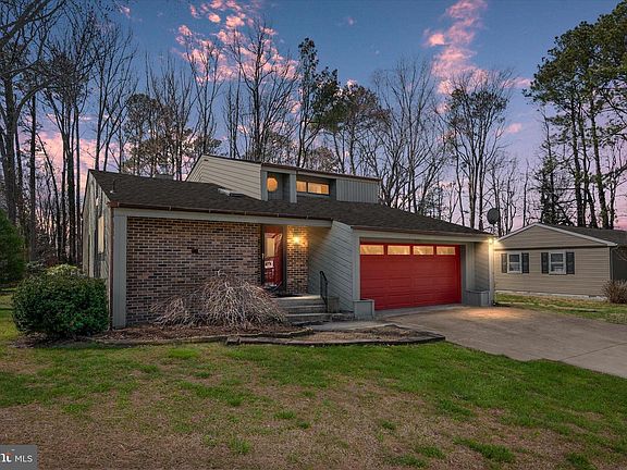 3rd image of 415 Bay City Rd