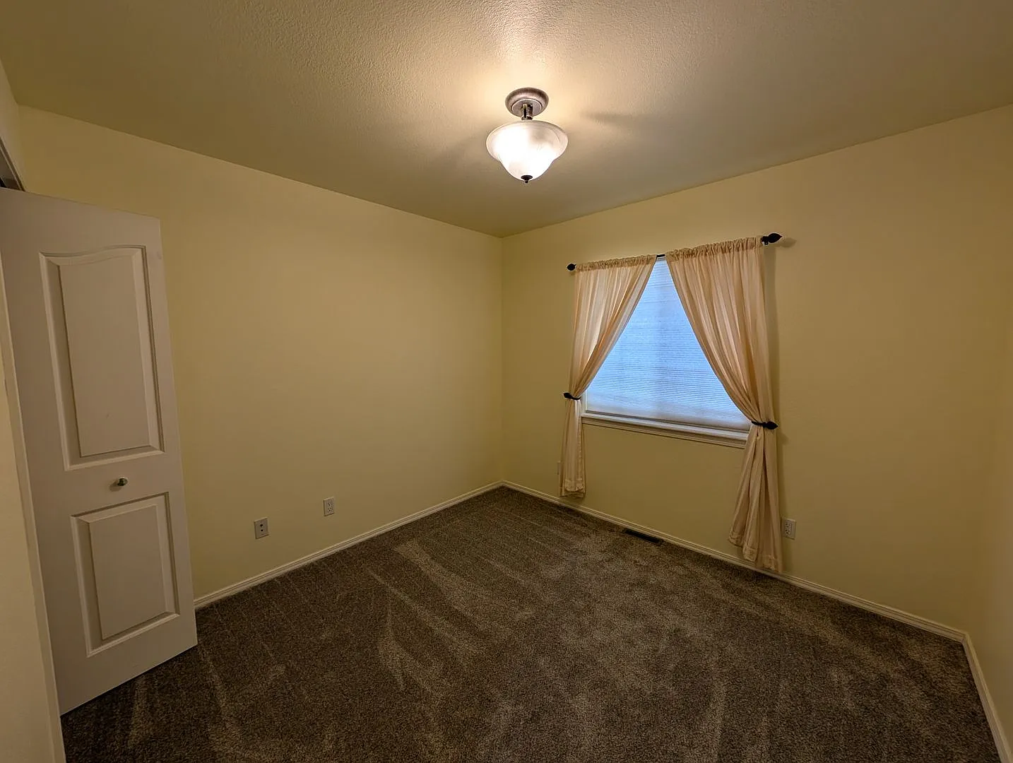 Beautiful 3 Bedroom Home in a Quiet Neighborhood — Photo 4