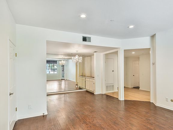 4th image of 720 Huntley Dr APT 105