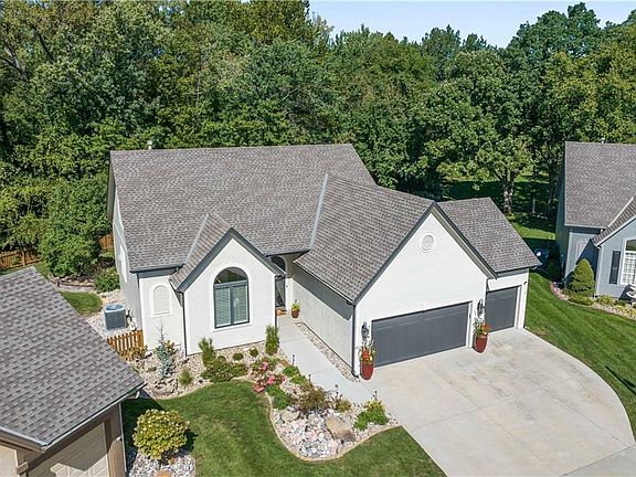 2nd image of 124 NE Hidden Meadow Ct