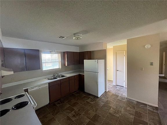 5th image of 411 Hoover Cir
