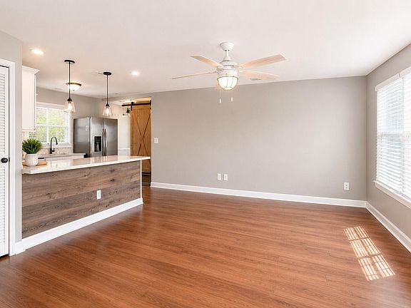 4th image of 1722 W Robinhood Dr