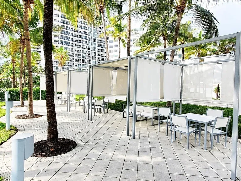10275 Collins Ave #323 — Photo 36