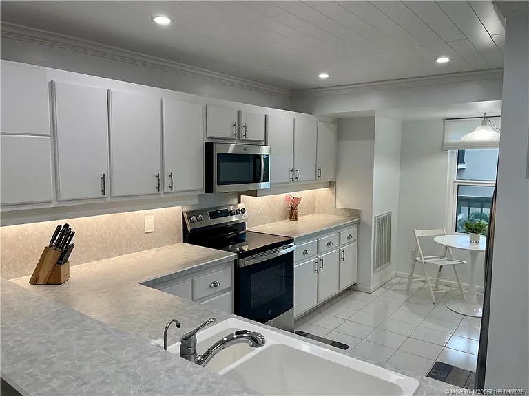 2491 NE Ocean Blvd #302 — Photo 4