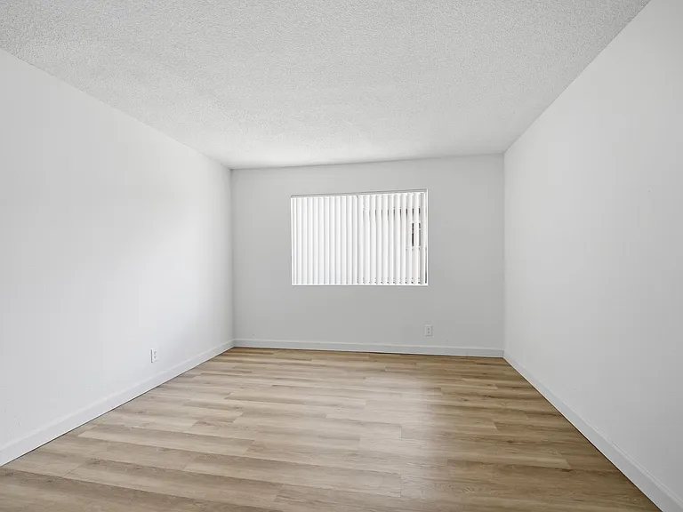 1527 Palm Ave — Photo 16