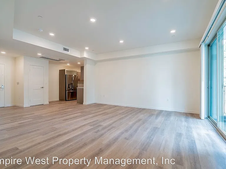 4725 Radford Ave #202 — Photo 26
