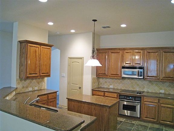 4th image of 490 Willowview Dr