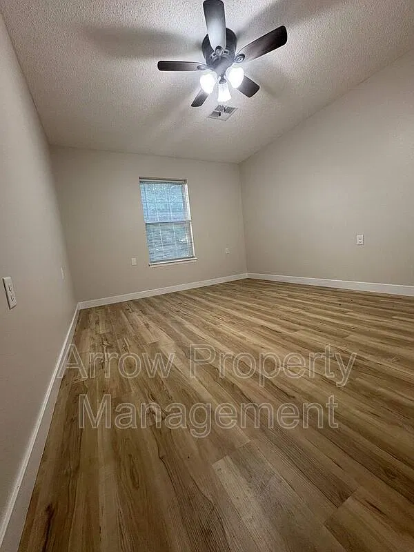 2 bed, 1.0 bath, $885 — Photo 4
