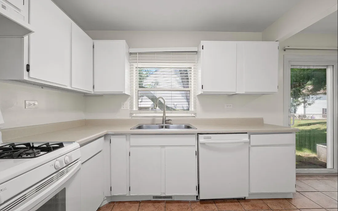 3 bed, 1.5 bath, 1232 sqft, $2,400 — Photo 4