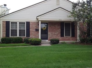 7716 Lake Ridge Dr, Waterford, MI 48327