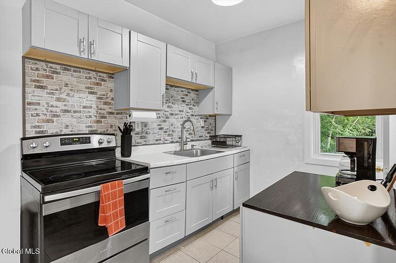 4th image of 267 Poplar Avenue