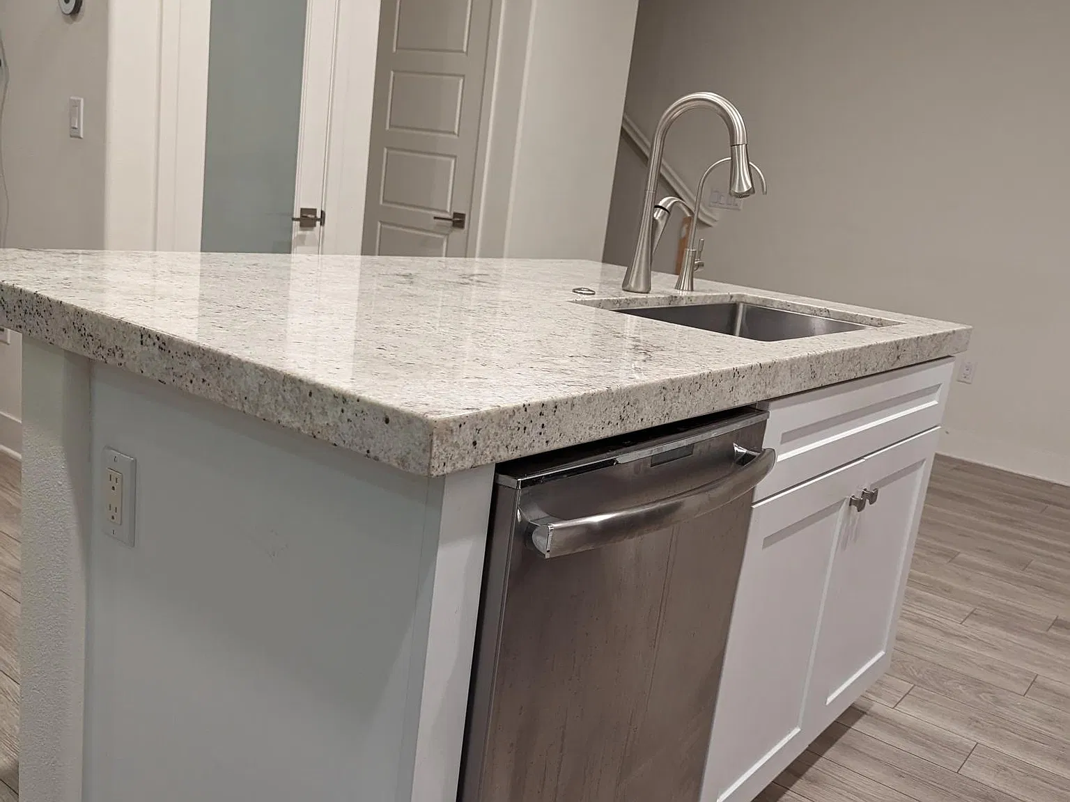 2 bed, 2.5 bath, 1247 sqft, $3,900 — Photo 2