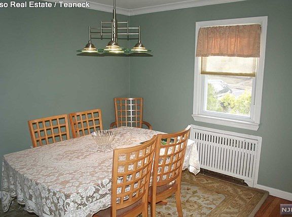5th image of 561 Kenwood Pl