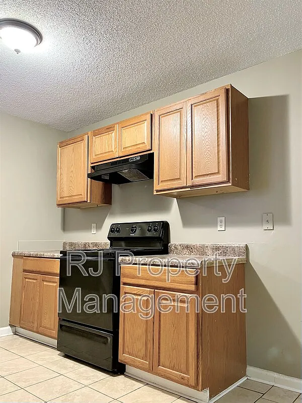 3 bed, 2.5 bath, 1437 sqft, $1,295 — Photo 3