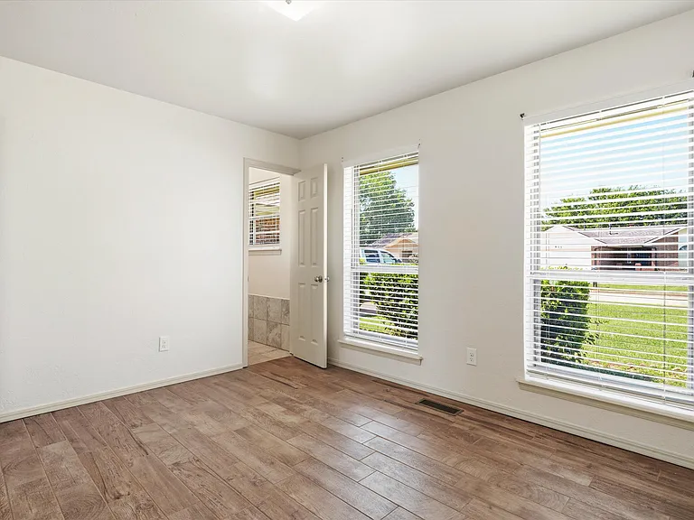 616 SW 23rd St — Photo 17