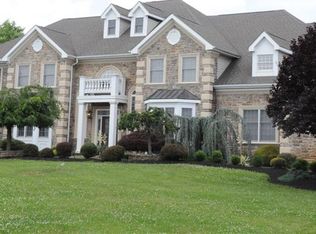 2 Scenic Way, Monroe Township, NJ 08831