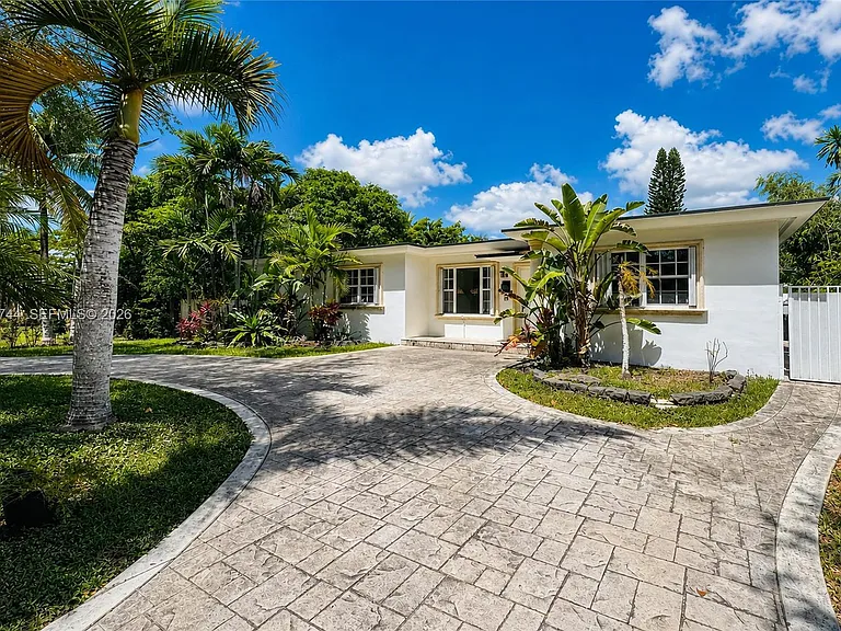 516 La Villa Dr — Photo 1