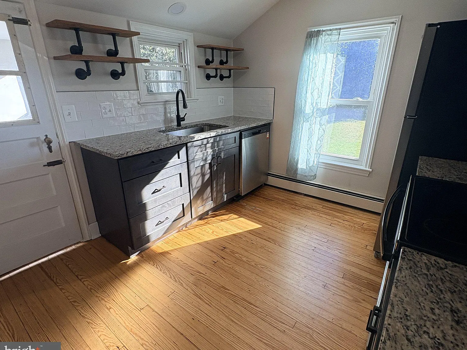 2 bed, 1.0 bath, 1664 sqft, $1,550 — Photo 2