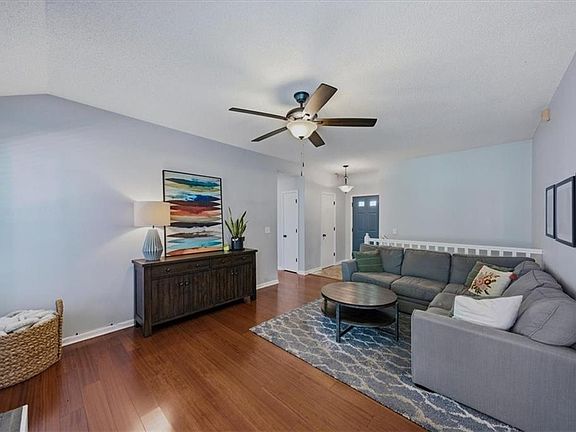 5th image of 654 SE Canterbury Ln