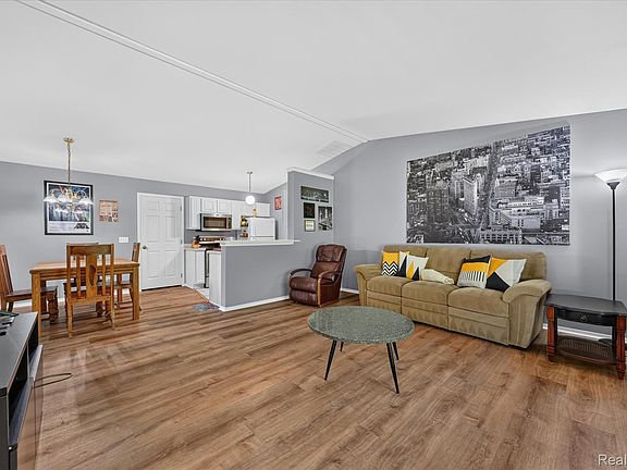 4th image of 9543 Parkwood Dr #267