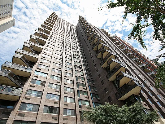 Sold by Sotheby's International Realty | media 35