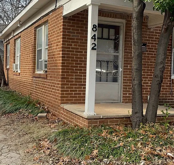 842 S Flood Ave — Photo 3