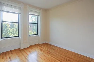 2952 N Racine Ave — Photo 4