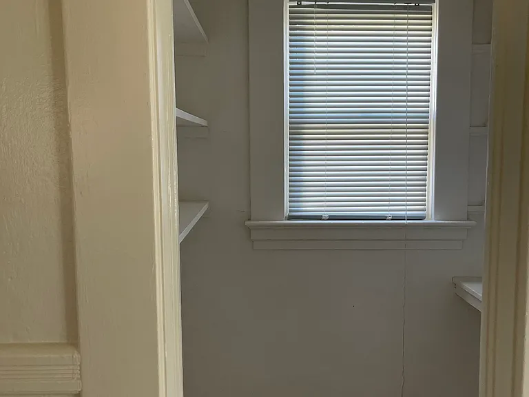10 N Hutchins St #10 — Photo 3