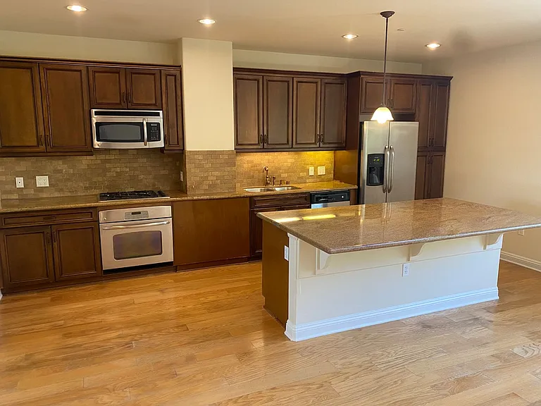 23130 Sherman Pl — Photo 37