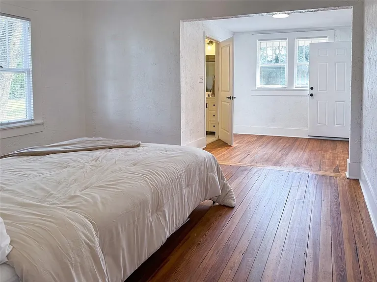 2520 NE 70th St — Photo 14