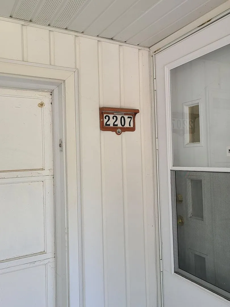 Building Photo - 2207 Pond St