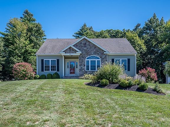 4th image of 81 Nicholas Dr