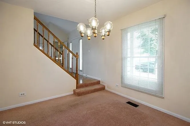 2565 College Hill Cir — Photo 2