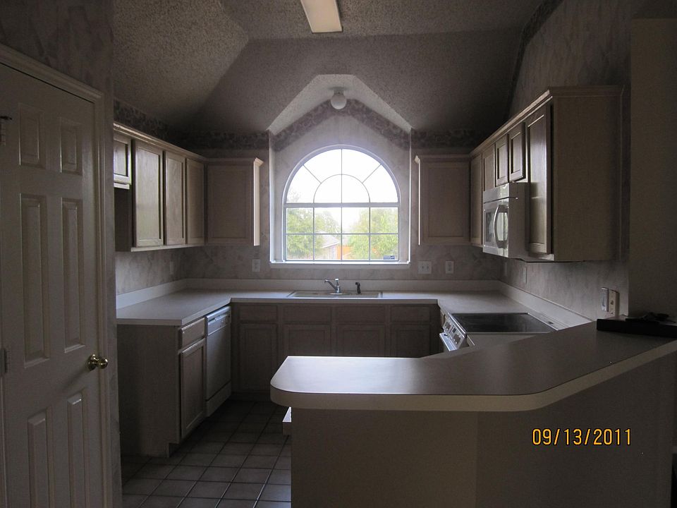 2nd image of 913 Hillrise Dr