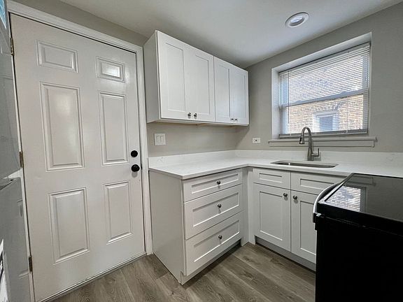 4th image of 6021 N Fairfield Ave #2E