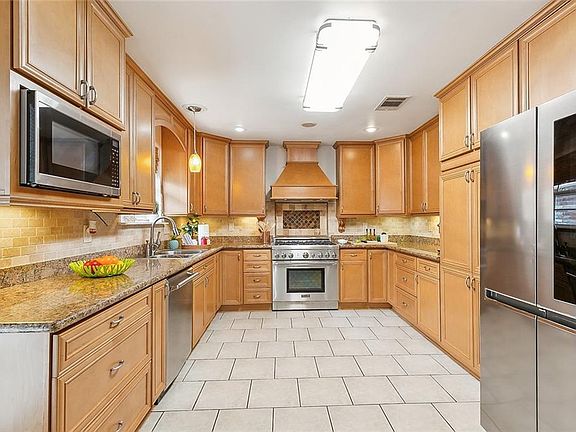 4th image of 2824 Kirk Dr