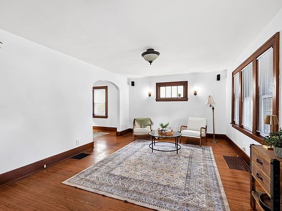 5th image of 142 W Hickory St
